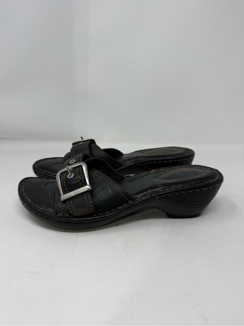 EUC Born Black Leather Buckle Slide Mairs Sz 8 (OLCHKB)